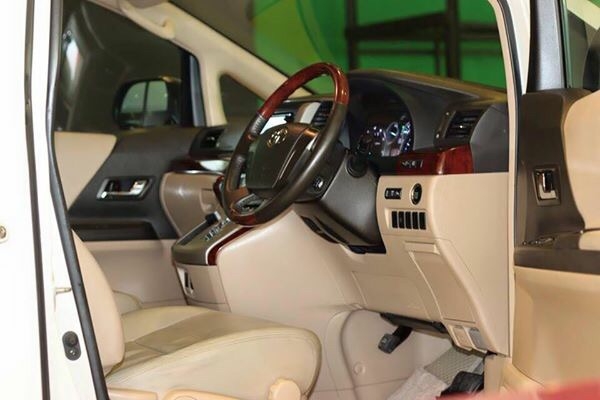 ขาย Toyota Alphard สีขาว ปี 2009 เครื่อง 3.5 ตัว Top สุด ภาพในเบาะหนังสีครีม ตัว Mickey Mouse มี Navigator ประตูสไลท์ไฟฟ้า 2 บาน กล้องมองหลัง Multifuntion ครบ รถสภาพเหมือนใหม่ ไม่เคยชน  ขาย 1,790,000 เท่านั้น ไม่ต่างกับซื้อรถใหม่คับ จัดไฟแนทซ์ได้เกือบเต็ม