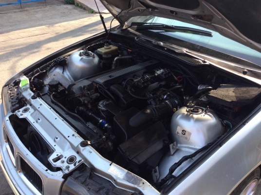 ขายครับ BMW. 325i. สภาพพร้อมใช้ครับ เครื่องเดิม m50 แน่นๆไม่มีงองแงเสียงเพราะเดินเบานิ่งสตาจทีเดียวติด เครื่องดีควันไม่ไหล เกียรดี ช่วงล่างแน่น เก็บหน่อยอร่อยเลย. ภายในสะอาด ไม่มีขาด แอรแบก ABS ไฟฟ้าทั้งคันใช้ได้ครบ. กระจกแต่ง ปรับไฟฟ้า ชุดแต่งm3 แกสหัวฉี