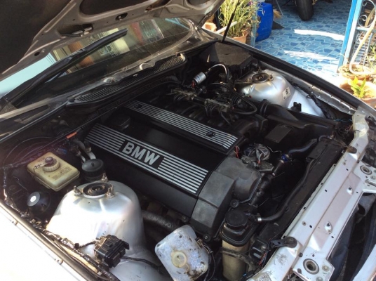 ขายครับ BMW. 325i. สภาพพร้อมใช้ครับ เครื่องเดิม m50 แน่นๆไม่มีงองแงเสียงเพราะเดินเบานิ่งสตาจทีเดียวติด เครื่องดีควันไม่ไหล เกียรดี ช่วงล่างแน่น เก็บหน่อยอร่อยเลย. ภายในสะอาด ไม่มีขาด แอรแบก ABS ไฟฟ้าทั้งคันใช้ได้ครบ. กระจกแต่ง ปรับไฟฟ้า ชุดแต่งm3 แกสหัวฉี