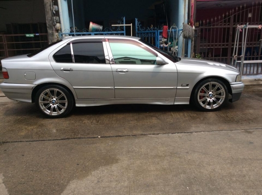 ขายครับ BMW. 325i. สภาพพร้อมใช้ครับ เครื่องเดิม m50 แน่นๆไม่มีงองแงเสียงเพราะเดินเบานิ่งสตาจทีเดียวติด เครื่องดีควันไม่ไหล เกียรดี ช่วงล่างแน่น เก็บหน่อยอร่อยเลย. ภายในสะอาด ไม่มีขาด แอรแบก ABS ไฟฟ้าทั้งคันใช้ได้ครบ. กระจกแต่ง ปรับไฟฟ้า ชุดแต่งm3 แกสหัวฉี