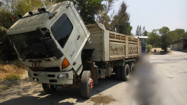 รถฮีโน่ 10 ล้อดั้ม  320 แรงม้า. ปี  47  ( ขายแม่ , ลูก )   สนใจติดต่อ  081 - 6079515