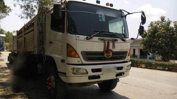 รถฮีโน่ 10 ล้อดั้ม  320 แรงม้า. ปี  47  ( ขายแม่ , ลูก )   สนใจติดต่อ  081 - 6079515