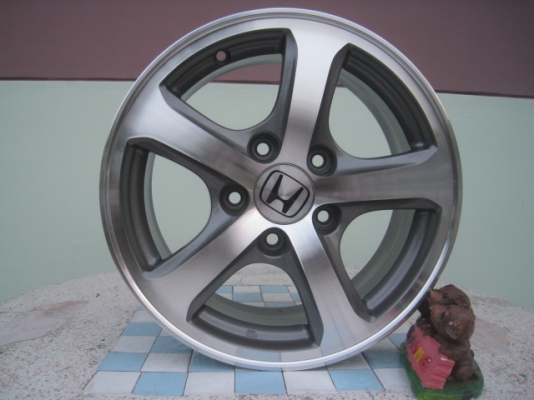 ขายล้อแม็ก honda civic fd 15"x5.5" et45 5 รู 114.3 ทำสีใหม่ครับ สีเทาหน้าเงา ขายทั้งชุด 4,900 บาทครับ vigo เตี้ย, innova ใส่แทนล้อกะทะได้เลยครับ สนใจติดต่อเล็กคลองสามครับ 081-3747940