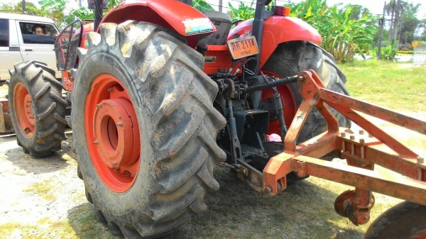 ขายรถไถ KUBOTA  M8540  มีดันหน้า ผาน4 รถอยู่ อ.แกลง ระยอง สนใจโทรสอบถาม 0818618678 ราคา 580,000