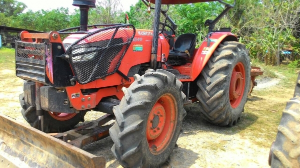 ขายรถไถ KUBOTA  M8540  มีดันหน้า ผาน4 รถอยู่ อ.แกลง ระยอง สนใจโทรสอบถาม 0818618678 ราคา 580,000
