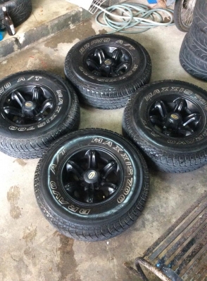 ล้อเล็บเหยี่ยวขอบ15 พร้อมยาง Maxxis 31-10.5-15 สวยๆครับ