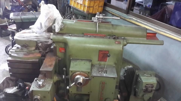 เครื่องไสอังกฤษ ยี่ห้อ butler ระยะชัก 18" ลูกเต๋าปรับเอัยงองศาได้ ยี่ห้อ และสภาพ อย่างเทพเลยครับ สภาพเก่าเก็บมานาน ยังคงสภาพได้อย่างสมบูรณ์ 39000 บาท เอก ปทุม 0814583376