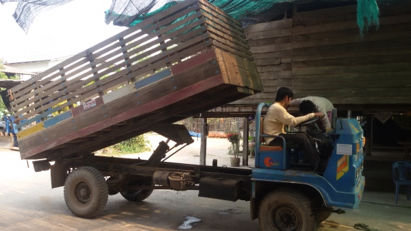 ขายรถอีแต๋นด้ำราคา195000บาท คัชชีหน้า5 พวงมไรเพราเวอร์  บรรณทุกได้6ตัน  เบลกลม กระบะยาว4.7เมตร  กะบอกด้ำใหญ่ พร้อมใช้งานรถอยู่ว้งบัว อคลองขลุง จ กำแพงเพชรสนใจโทร0813655887อำพร พาเจริญราคานื้ยังต่อรองได้อืกนะครับ