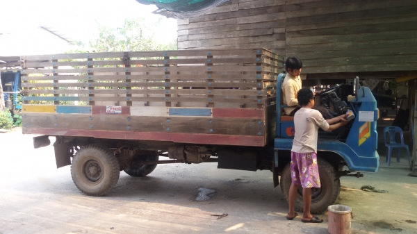 ขายรถอีแต๋นด้ำราคา195000บาท คัชชีหน้า5 พวงมไรเพราเวอร์  บรรณทุกได้6ตัน  เบลกลม กระบะยาว4.7เมตร  กะบอกด้ำใหญ่ พร้อมใช้งานรถอยู่ว้งบัว อคลองขลุง จ กำแพงเพชรสนใจโทร0813655887อำพร พาเจริญราคานื้ยังต่อรองได้อืกนะครับ