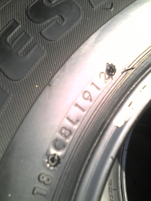 215/70R15 BRIDGESTONE DURAVIS R611 สวยดอกยางหนา มี 2 เส้น ปี2012  TEL.081-427-3941