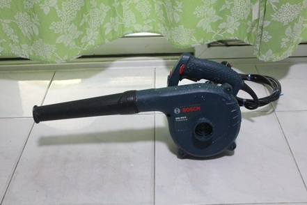 เครื่องเป่าลม bosch gbl 800e กำลัง 800วัตต์ สภาพพร้อมใช้ครับ