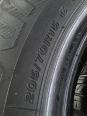 205/70R15 BRIDGESTONE DURAVIS R611 ปี2012  ชุด 4 เส้น ไม่มีปะ  TEL.081-427-3941