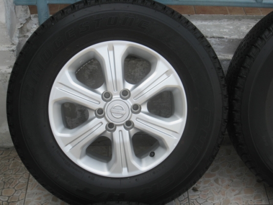ขายล้อแม็กน้องๆป้ายแดง np300 navara 16"x6" et55 6 รู 114.3 ยาง bridgestone dueler h/t 840 205r16 ยางผลิตสัปดาห์ที่ 35 ปี 2014 ตุ่มที่หน้ายางเห็นลางๆ 2 เส้นครับ สนใจติดต่อเล็กคลองสามครับ 081-3747940