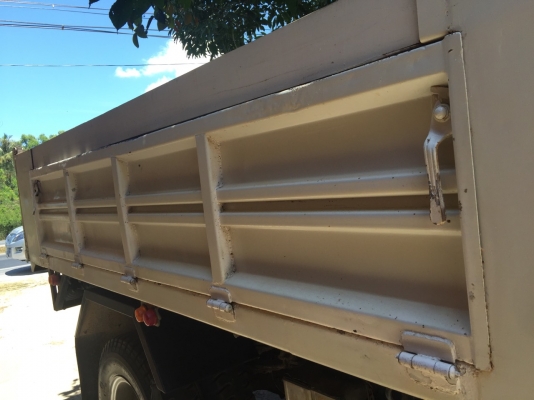 รถอีซูซุ 6 ล้อดั้ม FTR  200  แรงม้า.  ปี 47  สนใจติดต่อ 081 - 6079515