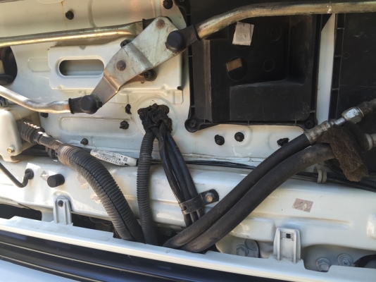 รถอีซูซุ 6 ล้อดั้ม FTR  200  แรงม้า.  ปี 47  สนใจติดต่อ 081 - 6079515