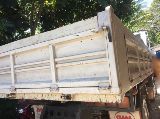 รถอีซูซุ 6 ล้อดั้ม FTR  200  แรงม้า.  ปี 47  สนใจติดต่อ 081 - 6079515