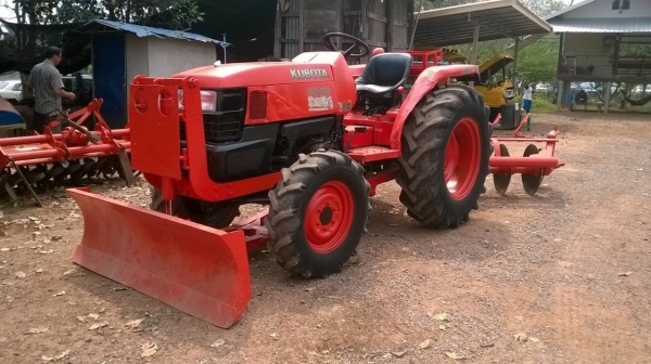 ขายรถไถ KUBOTA รุ่น L3408 สภาพพร้อมใช้งาน เอกสารทะเบียนครบ ยางเต็ม พร้อมผาน 5 และผานดันหน้า ราคาต่อรองได้ครับ