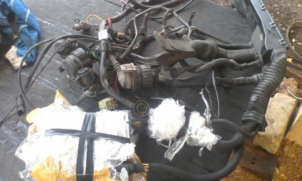 กล่อง พร้อมสายไฟ และชิปอีโมกุญแจ