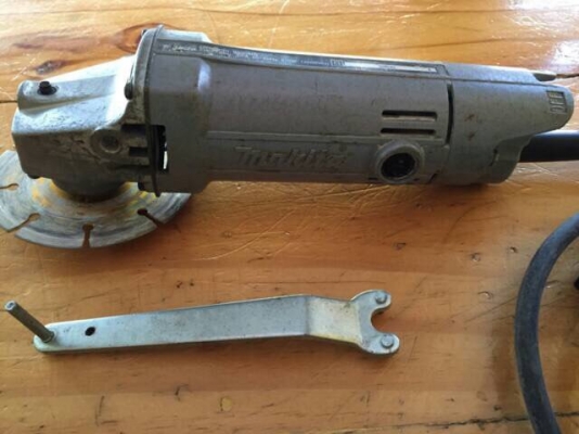 ขายหินเจียขนาด4นิ้วสภาพดีเดิมๆยีาห้อMakitaรุ่น9500NB(made in japan)พร้อมใช้งาน