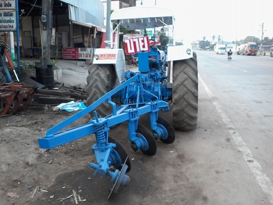 ขายรถไถฟอร์ดสองเพลา เสื้อลาย 6610 มีทะเบียน