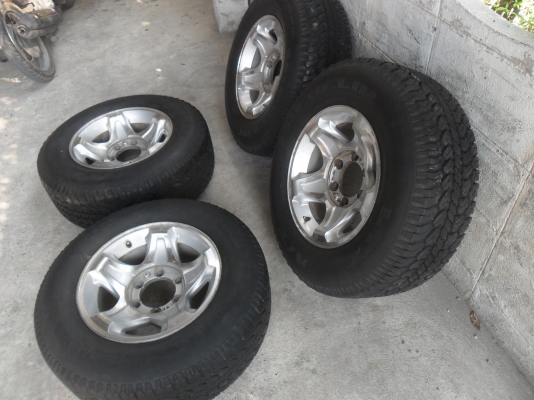 ล้อแม็ก 15นิ้ว 6รู พร้อมยาง สวยๆ 4 ล้อ ราคา 6000 บาท