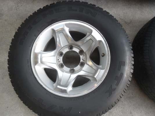 ล้อแม็ก 15นิ้ว 6รู พร้อมยาง สวยๆ 4 ล้อ ราคา 6000 บาท