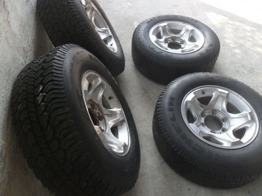 ล้อแม็ก 15นิ้ว 6รู พร้อมยาง สวยๆ 4 ล้อ ราคา 6000 บาท