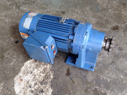 ขายมอเตอร์เกียร์ Sumitomo Cycro drive 0.5HP. 380V อัตราทด 1:43 มีระบบเบรคในตัว เพลาออกประมาณ 33 รอบต่อนาที สภาพสวย วิ่งนิ่ม พร้อมใช้งาน