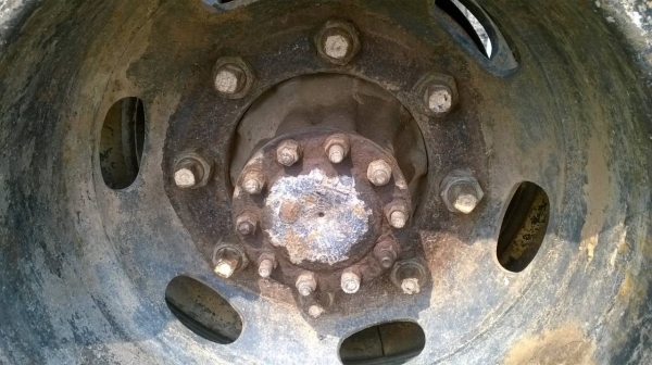 ขายเฟืองท้าย 6 ล้อ HINO KL พร้อมใช้ น็อตล้อ 8 ตัว ราคาถูกครับ