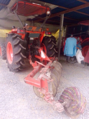 KUBOTA L4508 - 2 เพลา รถสวยสภาพดีพร้อมทำงานได้เลยครับ ใช้งาน 1,800 ชม. อุปกรณ์มีให้ครบ 3 ชิ้น มีใบดันหน้า,โรตารี่,ผานพรวน 6 เครื่องยนต์แรงดีเดิมๆไม่มีแตกเยิ้ม เกียร์หน้าหลังเข้าง่ายไม่มีปัญหา ช่วงล่างแน่นดี ยางสภาพใหม่ 4 เส้นหน้าหลัง 90\% พร้อมใช้งาน เอกสา KUBOTA L4508 - 2 เพลา รถสวยสภาพดีพร้อมทำงานได้เลยครับ ใช้งาน 1,800 ชม. อุปกรณ์มีให้ครบ 3 ชิ้น มีใบดันหน้า,โรตารี่,ผานพรวน 6 เครื่องยนต์แรงดีเดิมๆไม่มีแตกเยิ้ม เกียร์หน้าหลังเข้าง่ายไม่มีปัญหา ช่วงล่างแน่นดี ยางสภาพใหม่ 4 เส้นหน้าหลัง 90\% พร้อมใช้งาน เอกสา
