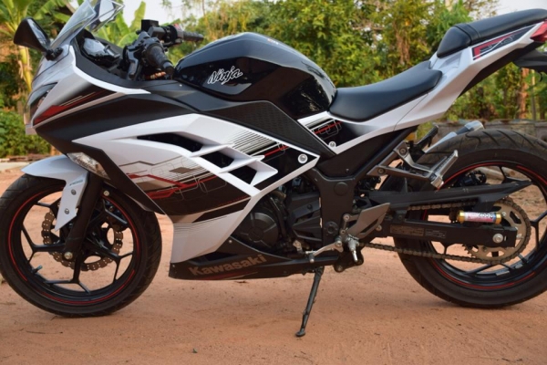 ขาย Ninja 300 Abs สีขาว จด มิย 2014 รถ 9 เดือน สภาพป้ายแดง