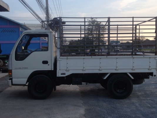 ขายรถบรรทุก 4 ล้อ ISUZU สภาพเดิมๆ พร้อมใช้งาน