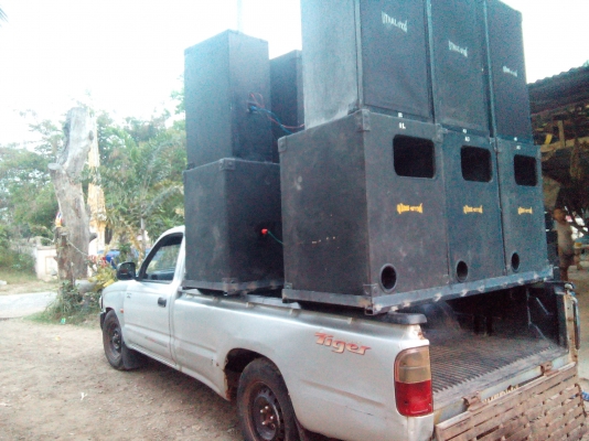 รถแห่พร้อมเครื่องเสียงชดใหญ่เอาไปทำมาหากินได้เลยเผื่อมีท่านใดสนใจครับ