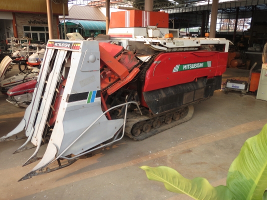 รถเกี่ยวข้าว แบบนั่งขับ มิตซู 22แรงม้า