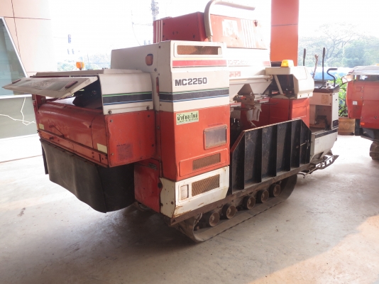 รถเกี่ยวข้าว แบบนั่งขับ มิตซู 22แรงม้า