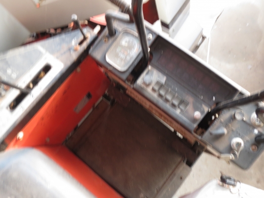 รถเกี่ยวข้าว แบบนั่งขับ มิตซู 22แรงม้า