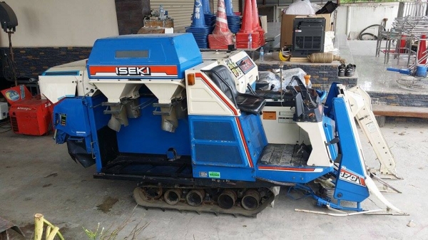 รถเกี่ยวข้าวพร้อมนวดข้าวในตัว แบบนั่งขับ เก่าญี่ปุ่น  ISEKI  Frontier 170 เครื่องยนต์ติดง่ายพร้อมใช้งาน ไม่เคยใช้งานในไทย
