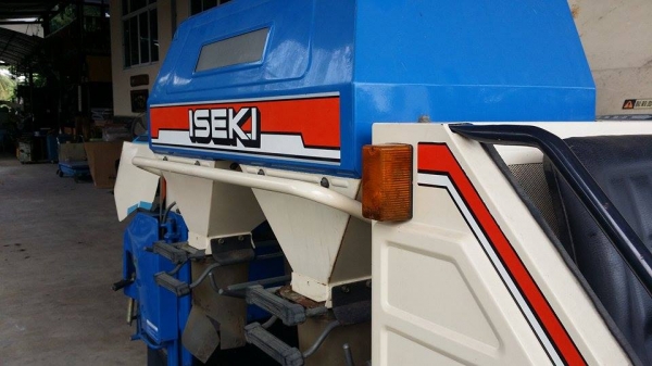 รถเกี่ยวข้าวพร้อมนวดข้าวในตัว แบบนั่งขับ เก่าญี่ปุ่น  ISEKI  Frontier 170 เครื่องยนต์ติดง่ายพร้อมใช้งาน ไม่เคยใช้งานในไทย