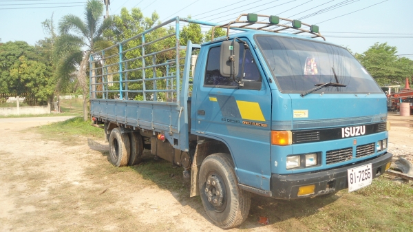 ขายอีซูซุสภาพพรอ้มใช้เครื่อง4be1  เครื่อง 110 แรง รถห้างแท้ ภายในสวยครับ แอเย็น  เอกสารทะเบียนครบ คัชซีสวยมากเดิมบาง ยาง80\%