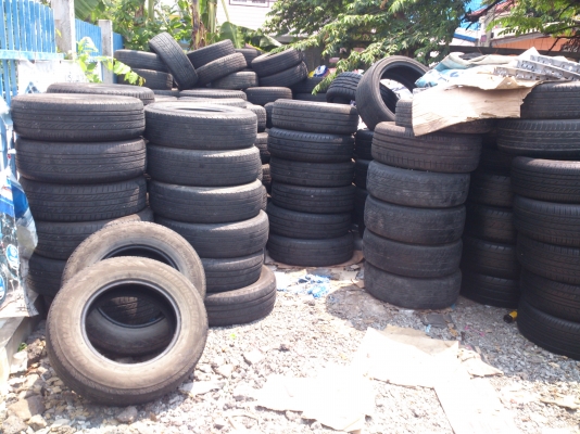ขายยางเหมาหรือแยกขายจำนวน250เส้นยางปี13  มีทั้ง  ขนาด175/65R15. 185/65R15. 195/65R15. 205/65R15. 205/70R15. 215/70R15. 205/55R16. 215/60R16. 215/60R17. 215/55R17. 265/65R17 ยางปี13 ดอกยางเต็มสดนิ่มลึกทุกเส้นไม่แตกลายไม่ร้าวไม่กินข้าง