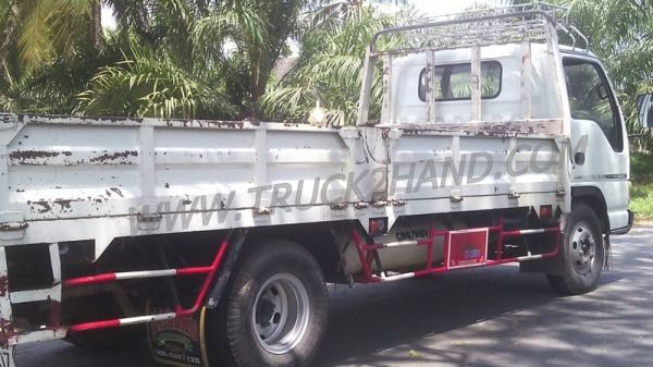 รถบรรทุก 6 ล้อติดตั้งก๊าซ NGVและCNG ยี่ห้อ ISUZU  NPR 130 แรงม้า กระบะคาร์โก้ ความยาวกระบะ5เมตร