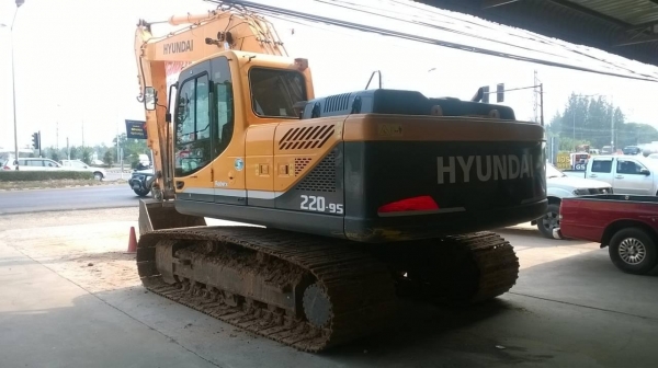 ขายแบคโฮ HYUNDAI 220-9S ออกห้างจดทะเบียนปี 56 สภาพใหม่ป้ายแดง ใช้งานแค่ 3,000 กว่า ชม. สวยเต็มทุกอย่าง แอร์หนาว ราคาต่อรองได้ครับ