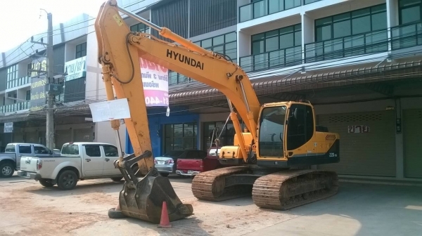 ขายแบคโฮ HYUNDAI 220-9S ออกห้างจดทะเบียนปี 56 สภาพใหม่ป้ายแดง ใช้งานแค่ 3,000 กว่า ชม. สวยเต็มทุกอย่าง แอร์หนาว ราคาต่อรองได้ครับ