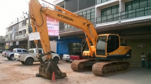 ขายแบคโฮ HYUNDAI 220-9S ออกห้างจดทะเบียนปี 56 สภาพใหม่ป้ายแดง ใช้งานแค่ 3,000 กว่า ชม. สวยเต็มทุกอย่าง แอร์หนาว ราคาต่อรองได้ครับ