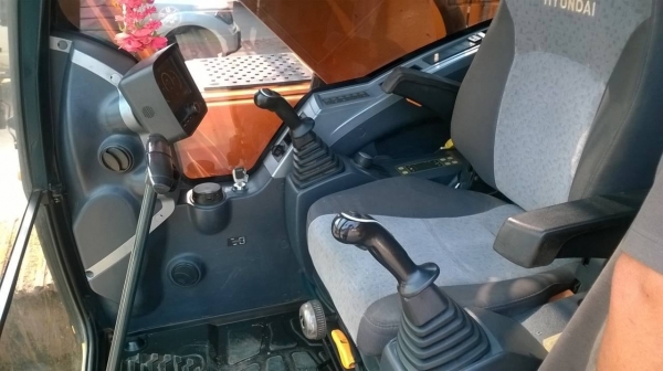 ขายแบคโฮ HYUNDAI 220-9S ออกห้างจดทะเบียนปี 56 สภาพใหม่ป้ายแดง ใช้งานแค่ 3,000 กว่า ชม. สวยเต็มทุกอย่าง แอร์หนาว ราคาต่อรองได้ครับ