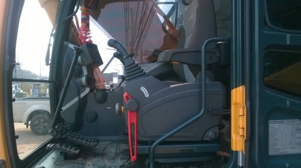 ขายแบคโฮ HYUNDAI 220-9S ออกห้างจดทะเบียนปี 56 สภาพใหม่ป้ายแดง ใช้งานแค่ 3,000 กว่า ชม. สวยเต็มทุกอย่าง แอร์หนาว ราคาต่อรองได้ครับ