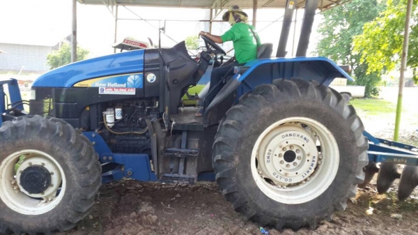 ขายรถไถ Ford 6020 พร้อมอุปกรณ์ ใช้งานเพียง 472 ชั่วโมง สภาพเยี่ยม ขายรถไถ Ford 6020 พร้อมอุปกรณ์ ใช้งานเพียง 472 ชั่วโมง สภาพเยี่ยม