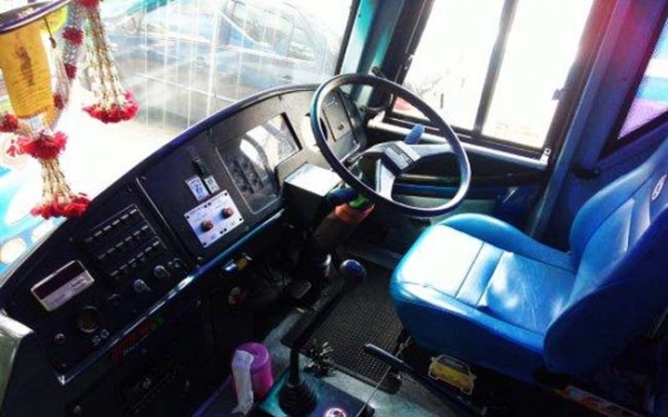 ขายรถบัสปรับอากาศส่วนบุคคล MITSUBISHI จดทะเบียนปี 2550 จำนวน 40 ที่นั่ง เครื่อง 6d16   6 สูบ 225 แรงม้า เครื่องเสียง ทีวี รถพร้อมใช้ ดูแลอย่างดี สภาพดีมาก เอกสารพร้อมโอน สนใจโทรคุยกันครับ   ราคา 690,000 บาท. (ถูกกว่ารถตู้อีก)  0896878976 โอ๋  id line : ch