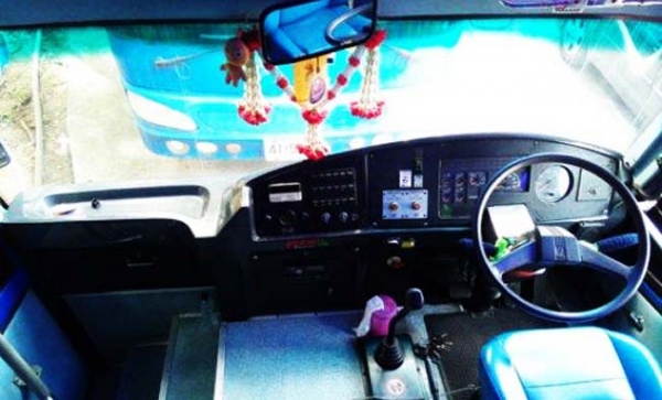 ขายรถบัสปรับอากาศส่วนบุคคล MITSUBISHI จดทะเบียนปี 2550 จำนวน 40 ที่นั่ง เครื่อง 6d16   6 สูบ 225 แรงม้า เครื่องเสียง ทีวี รถพร้อมใช้ ดูแลอย่างดี สภาพดีมาก เอกสารพร้อมโอน สนใจโทรคุยกันครับ   ราคา 690,000 บาท. (ถูกกว่ารถตู้อีก)  0896878976 โอ๋  id line : ch