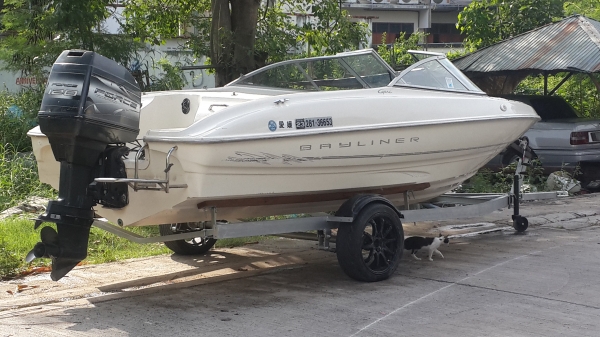 Bayliner Capri 18 ฟุต พร้อมทะเบียน และเทเลอร์